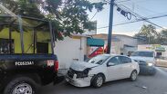 Por no respetar un señalamiento de alto, un automovilista chocó contra una patrulla de Fuerza Civil en la colonia Moderna