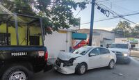 Por no respetar un señalamiento de alto, un automovilista chocó contra una patrulla de Fuerza Civil en la colonia Moderna