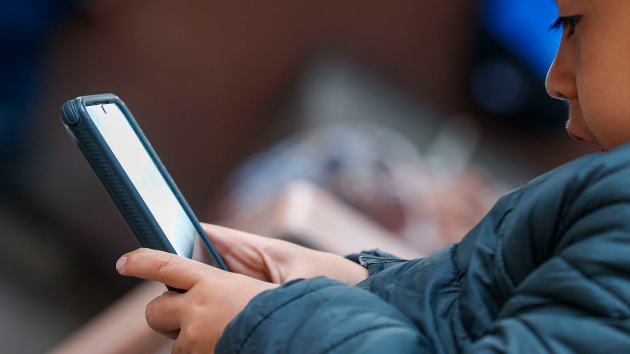 SEP analiza regulación de celulares y redes sociales en planteles educativos