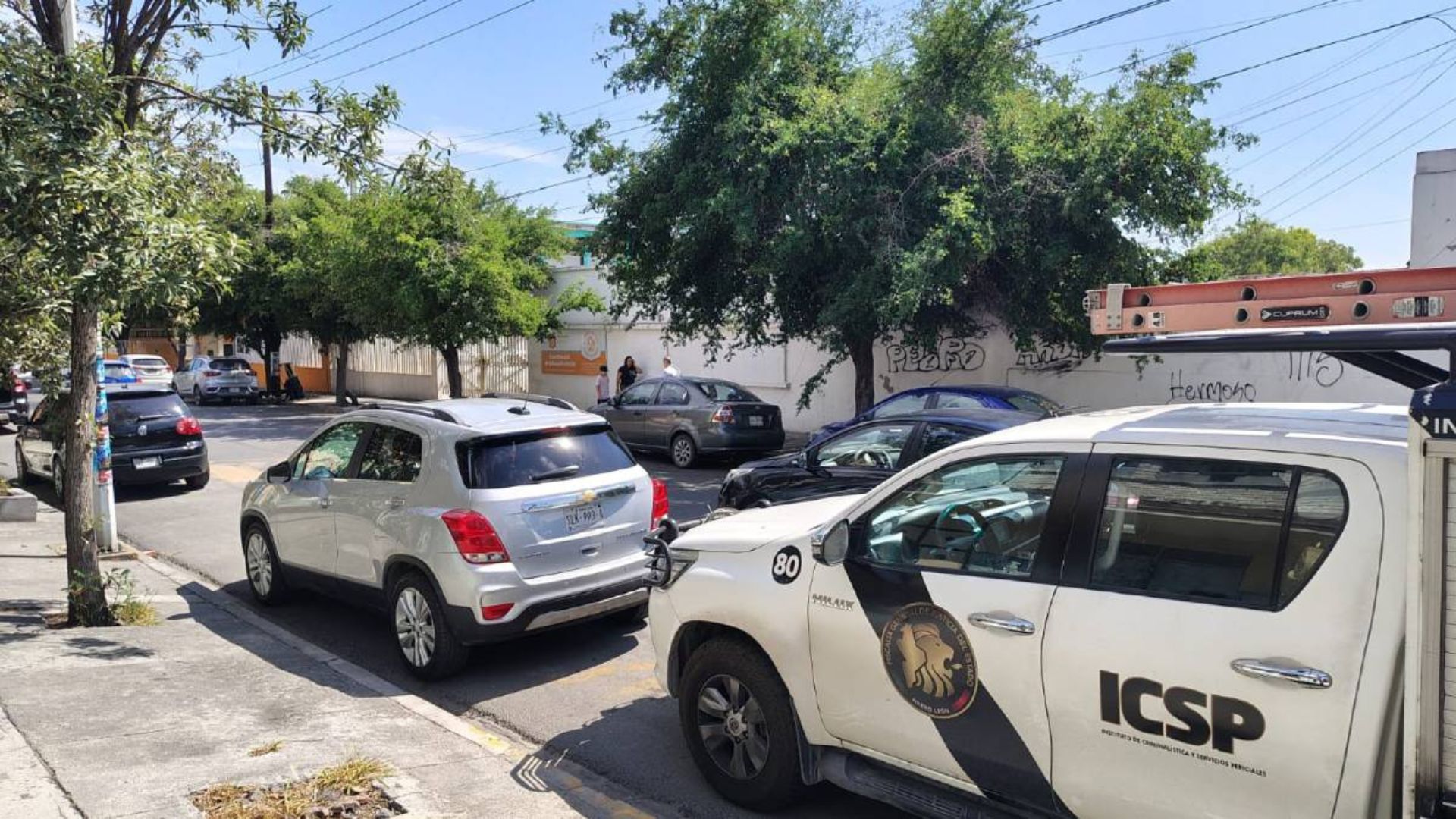 Sujetos someten a velador y saquean oficinas de Educación en Monterrey