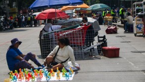 Vendedores bloquean el cruce de Juárez y Eje Central; protestan por retiro de la Alameda.