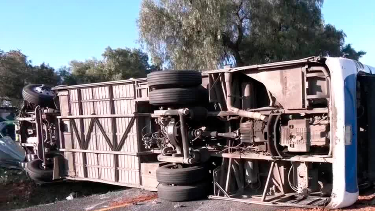 Volcadura de autobús en la México-Pachuca deja un muerto y 31 heridos