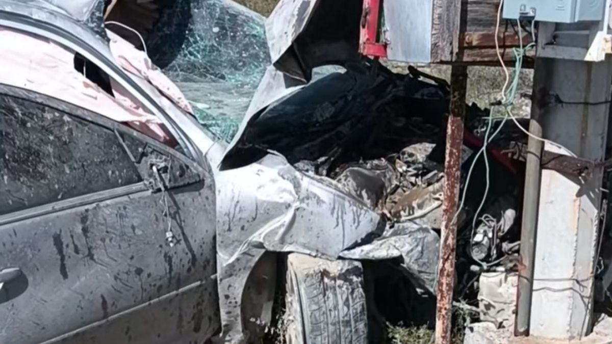 La carrocería del automóvil quedó completamente destrozada por la magnitud del golpe.