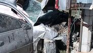 La carrocería del automóvil quedó completamente destrozada por la magnitud del golpe.