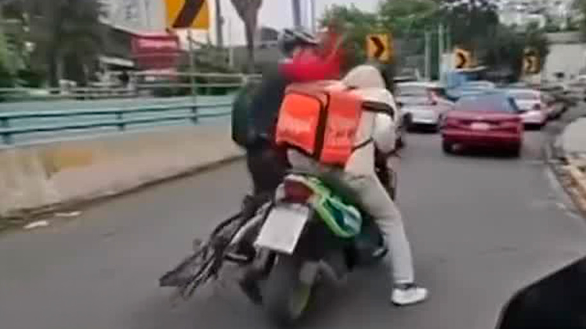 Ciclista golpea a motociclista que le cerró el pasó y pateó su bicicleta