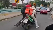 Ciclista golpea a motociclista que le cerró el pasó y pateó su bicicleta
