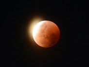 Para que un eclipse lunar ocurra, se requiere que los tres cuerpos celestes, la Tierra, la Luna y el Sol, estén alineados.