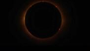 Para que un eclipse lunar ocurra, se requiere que los tres cuerpos celestes, la Tierra, la Luna y el Sol, estén alineados.