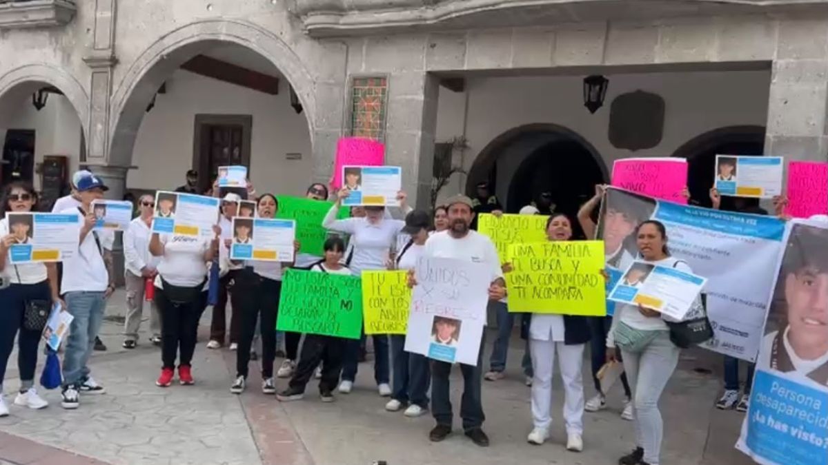 Familia y amigos de Horacio piden frente al Ayuntamiento de Tonalá no detener su búsqueda