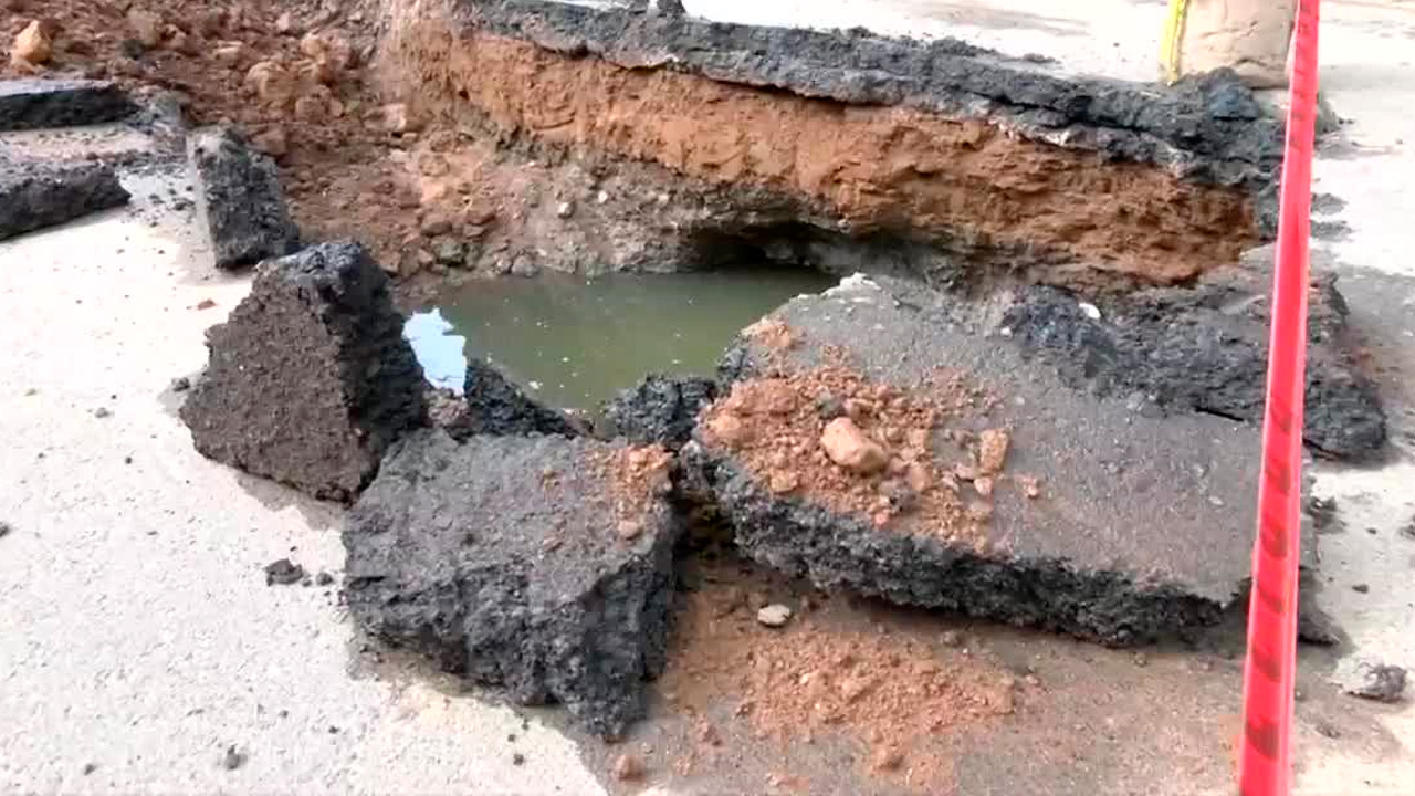Mega socavón reaparece en avenida Canal Nacional de Iztapalapa