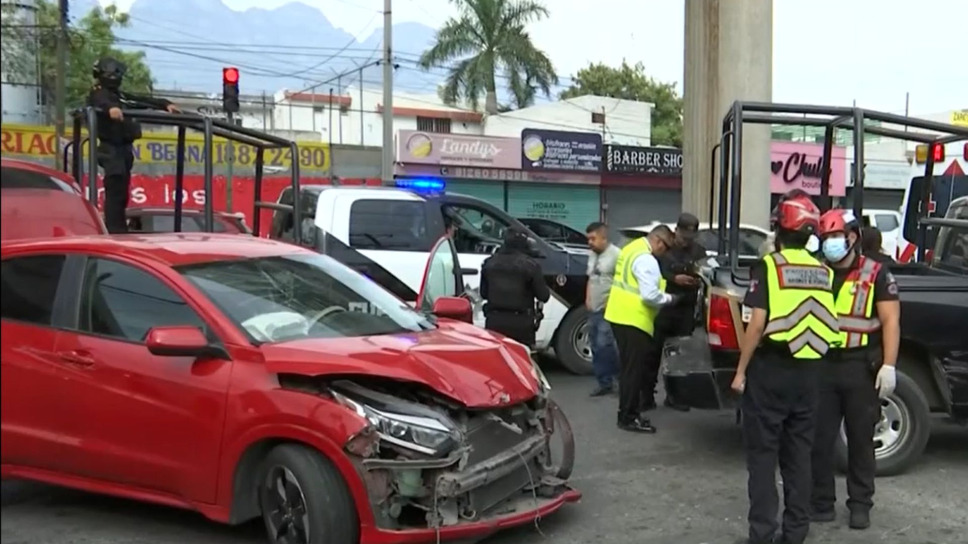 Dos mujeres resultan lesionadas tras choque entre auto y patrulla en Monterrey