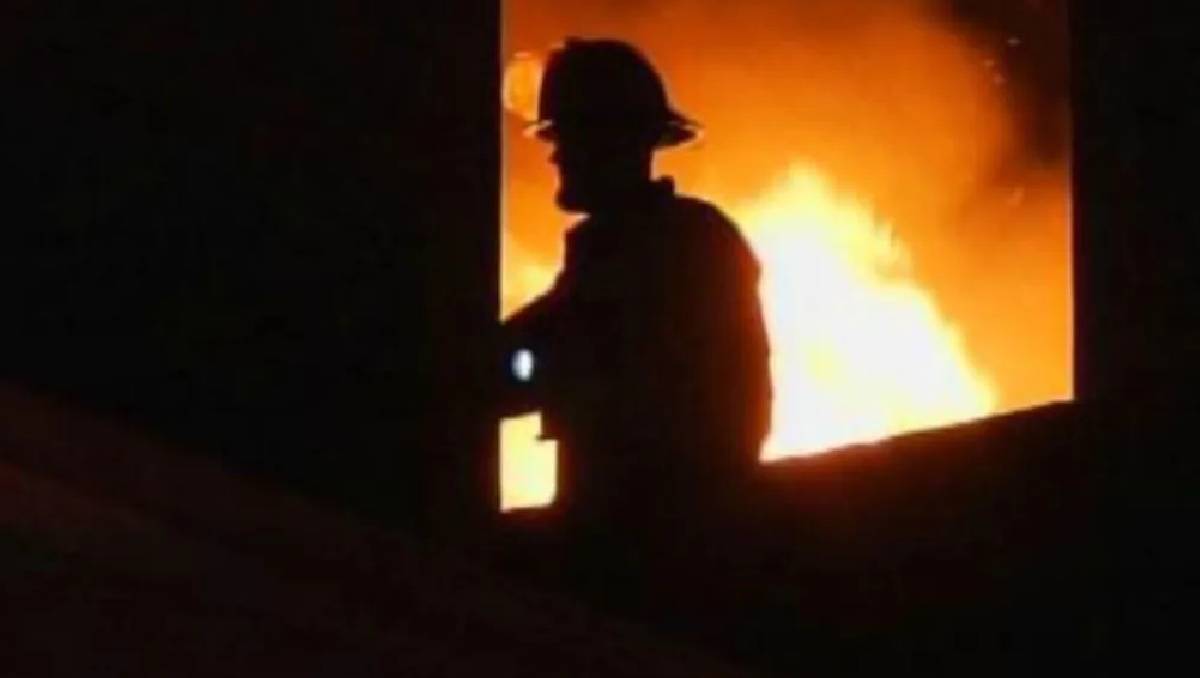 Personal del cuerpo de bomberos comenzó como a realizar trabajos de rescate en la zona afectada