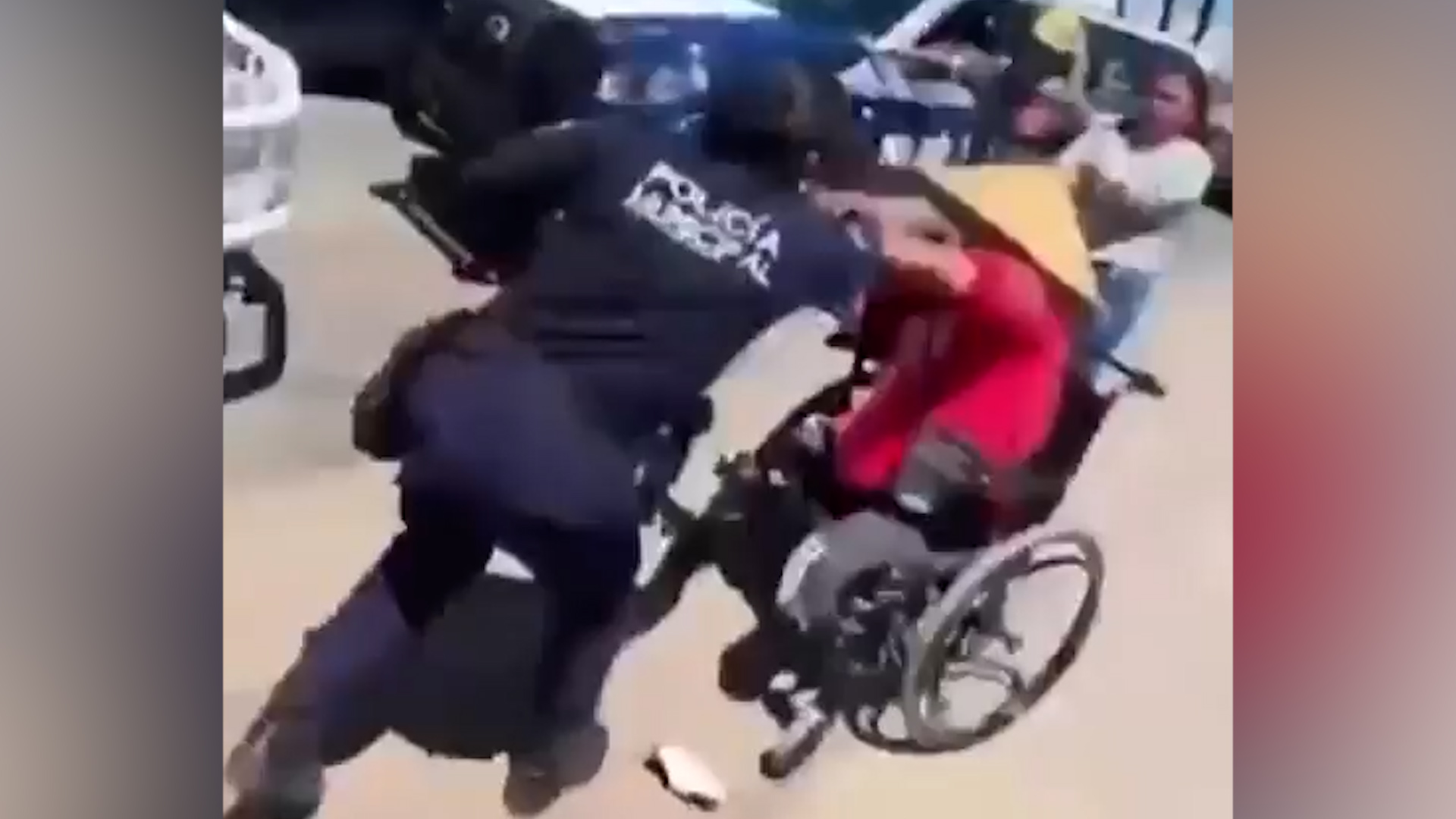 Policía municipal agrede a hombre con discapacidad en Chapultepec, Estado de México