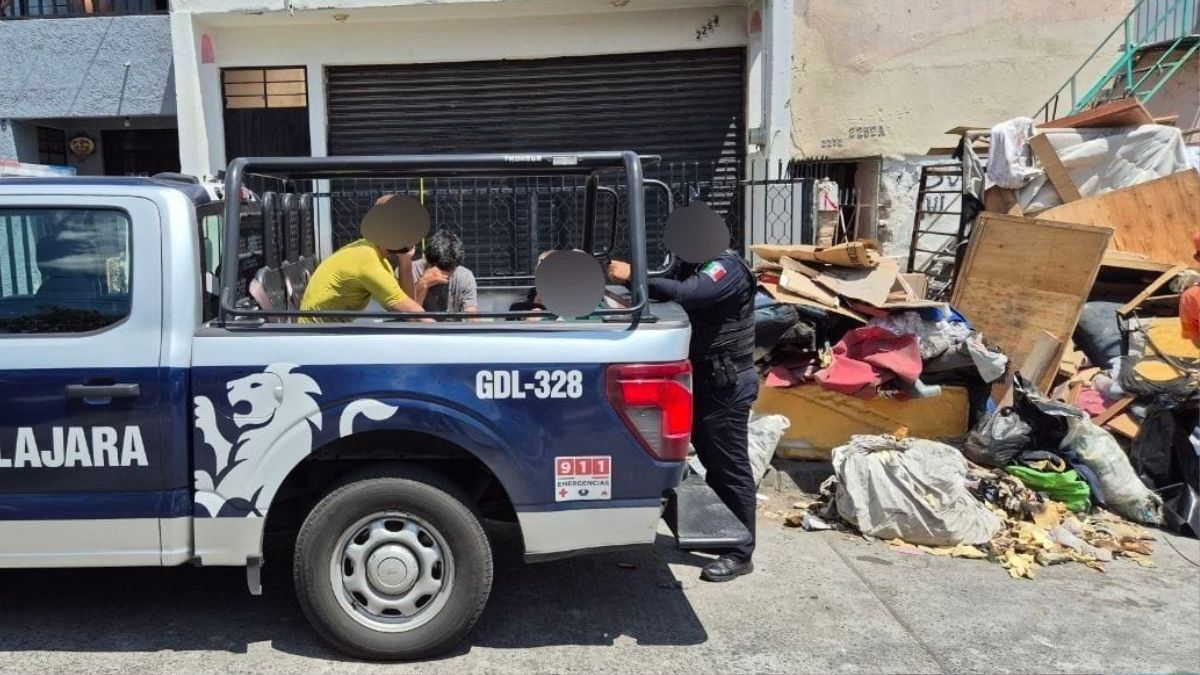 Retiran toneladas de basura que invadían banquetas en San Vicente