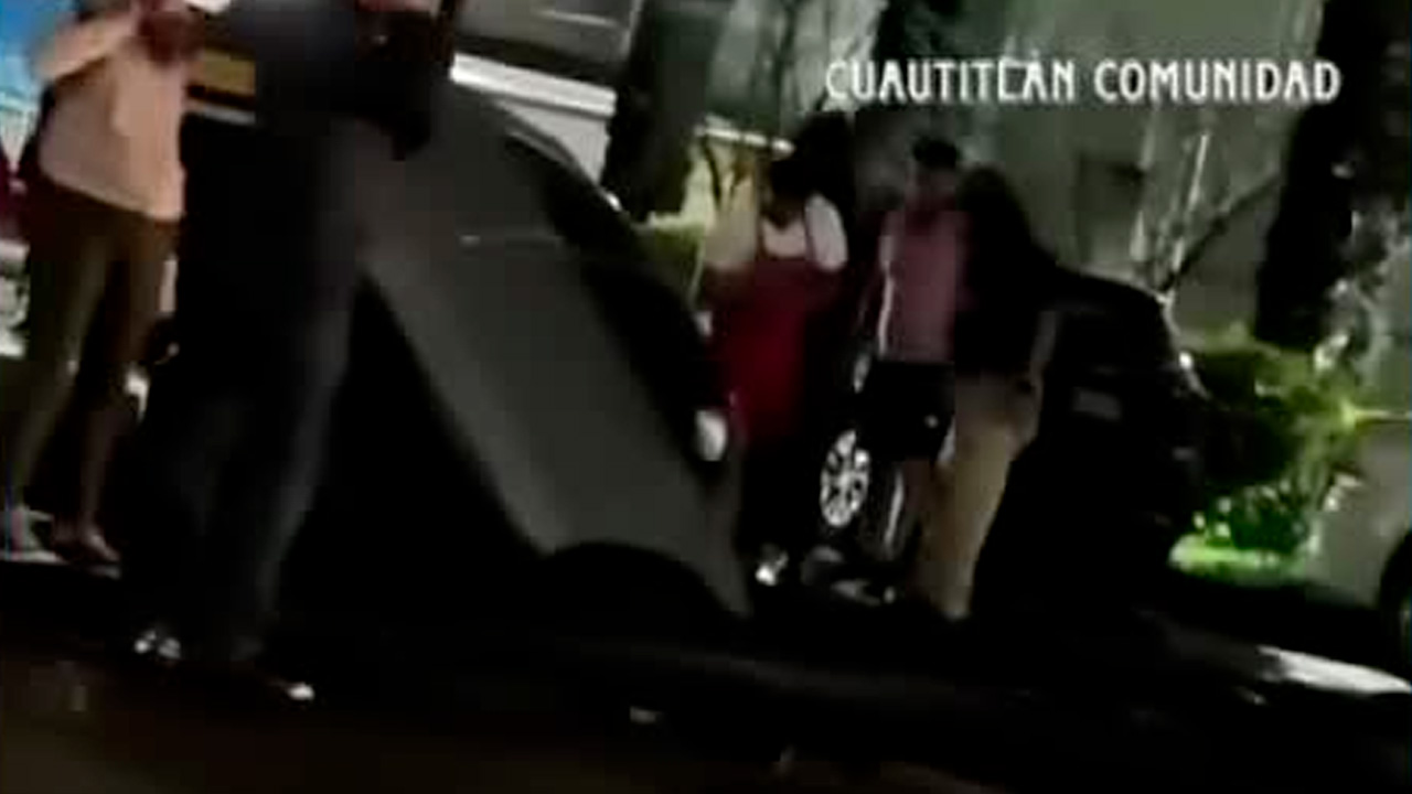 Socavón en Cuautitlán Izcalli continúa sin reparación y pone en riesgo a conductores