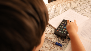 Asociaciones de padres de familia en Nuevo León se oponen al celular en las aulas al señalar riesgos de ciberbullying y proponen reforzar bibliotecas.