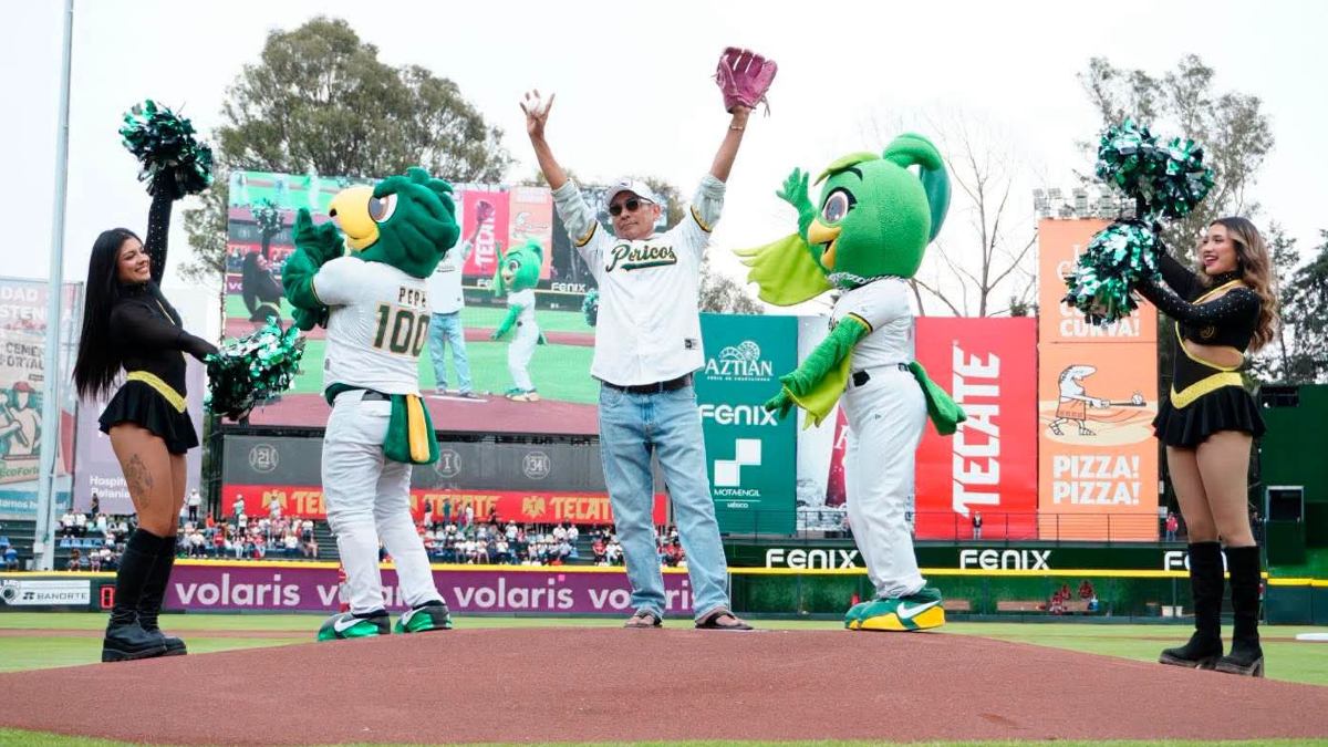 "El Brody" lanzó la primera bola como invitado especial en el estadio Hermanos Serdán | Pericos de Puebla