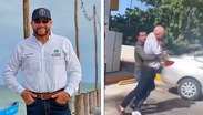 David Escalante, director de Prolimpia, y un trabajador del Sistema Municipal de Agua Potable y Alcantarillado de Progreso peleando