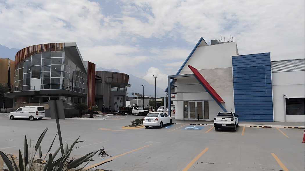 Demuelen ihop y Carls Jr en San Pedro
