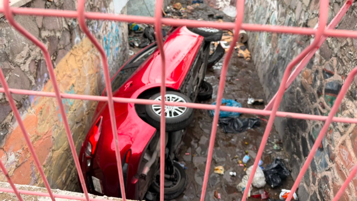 El vehículo cayó tras ser impactado por otro auto.