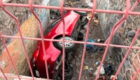 El vehículo cayó tras ser impactado por otro auto.