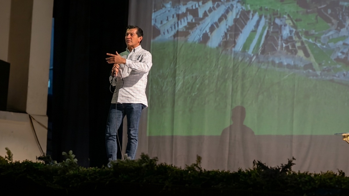 El fotoperiodista y gerente de Milenio Puebla, Andrés Lobato, presentó su taller “Fotos de Viajes, Cultura y Aventura |