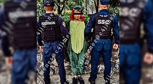 Un hombre con mameluco de dinosaurio fue detenido por asalto en CdMx | Carlos Jiménez