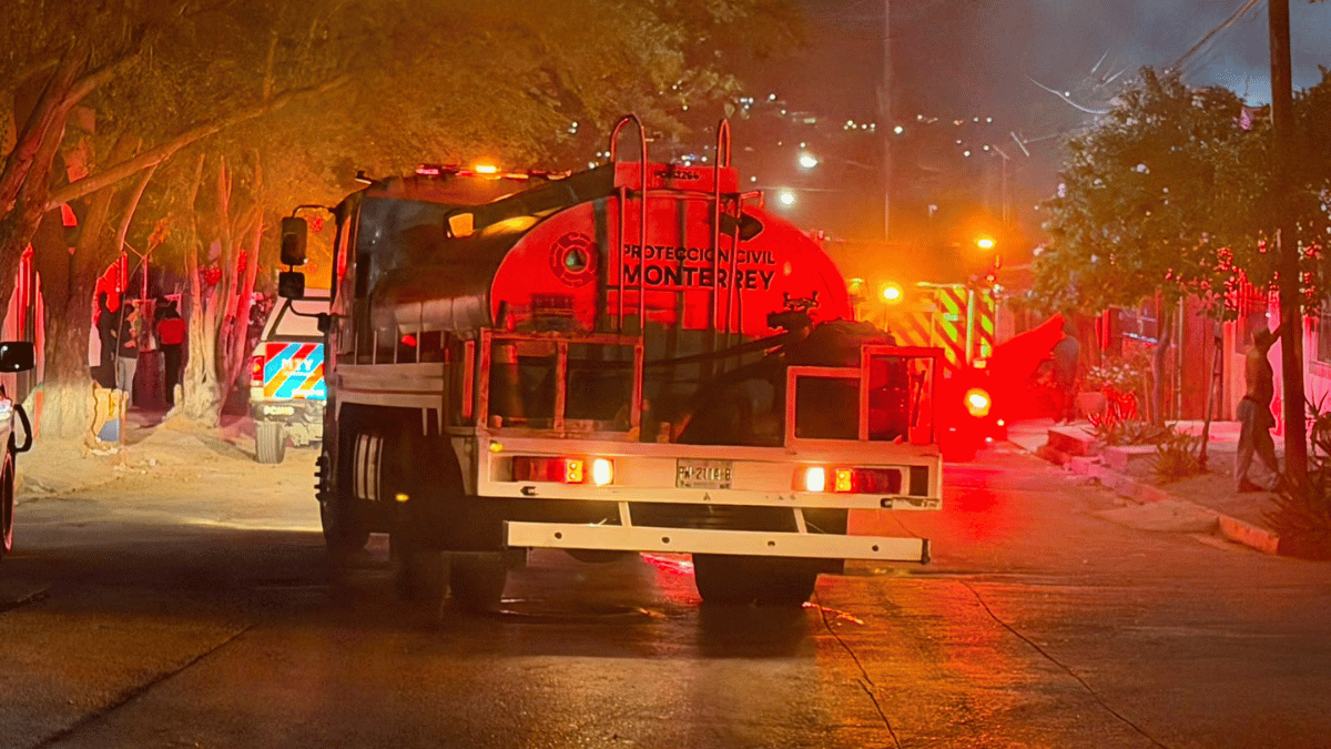 Incendio en casa abandona en Monterrey; hay 17 desalajodos