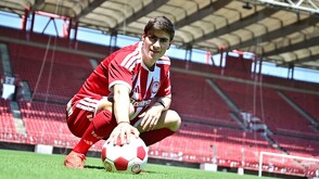El jugador mexiocano ya fue presentado con su nuevo club. | Foto: Olympiacos FC