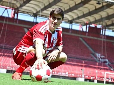 El jugador mexiocano ya fue presentado con su nuevo club. | Foto: Olympiacos FC