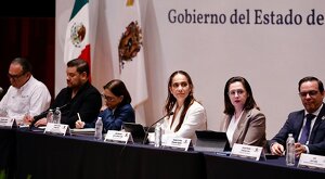 Libia Dennise, gobernadora del estado de Guanajuato  y Emilia Esther Calleja, directora general paraestatal de la CFE