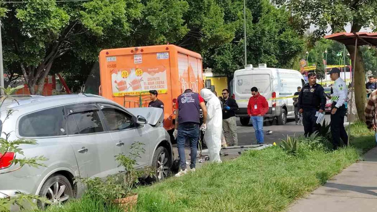 Un motociclista murió en Iztapalapa tras estrellarse contra un camión; presuntamente lo impactó un auto.
