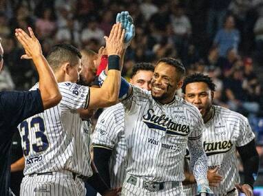 El partido entre Sultanes y Durango terminó pasada la media noche en el Walmart Park.
