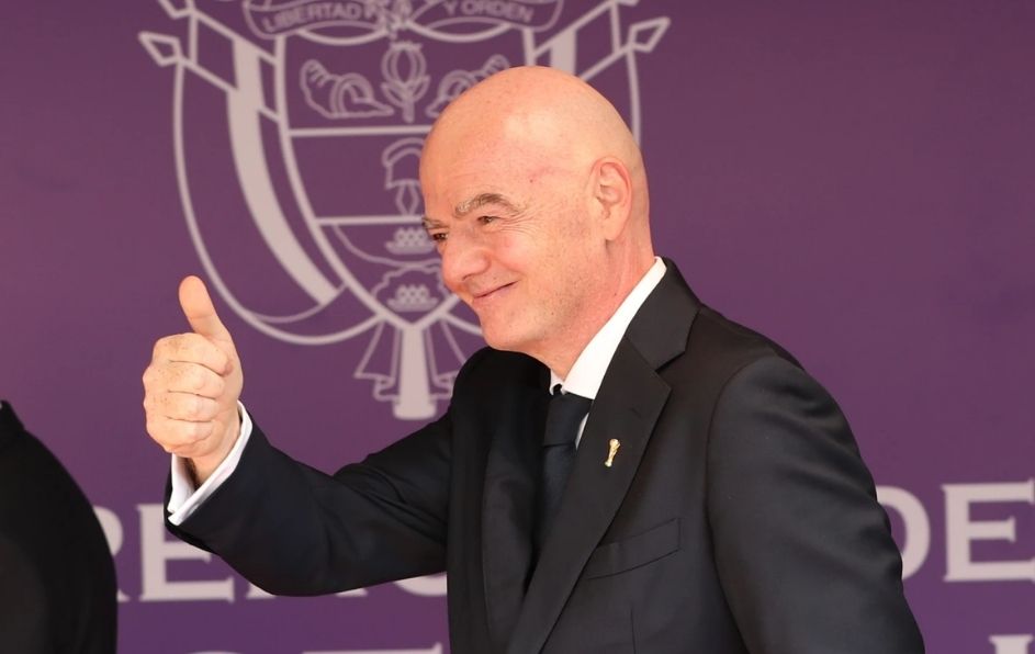 La UEFA, AFC y Concacaf han retirado su respaldo al mandatario suizo tras su fallida propuesta de vender participación en el Mundial.