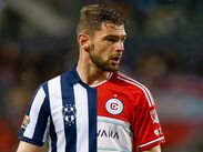 Disputó 82 partidos oficiales y anotó 44 goles con el conjunto estadounidense.