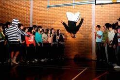 Los estudiantes observan atentos cada movimiento mientras el público decide quién destaca.