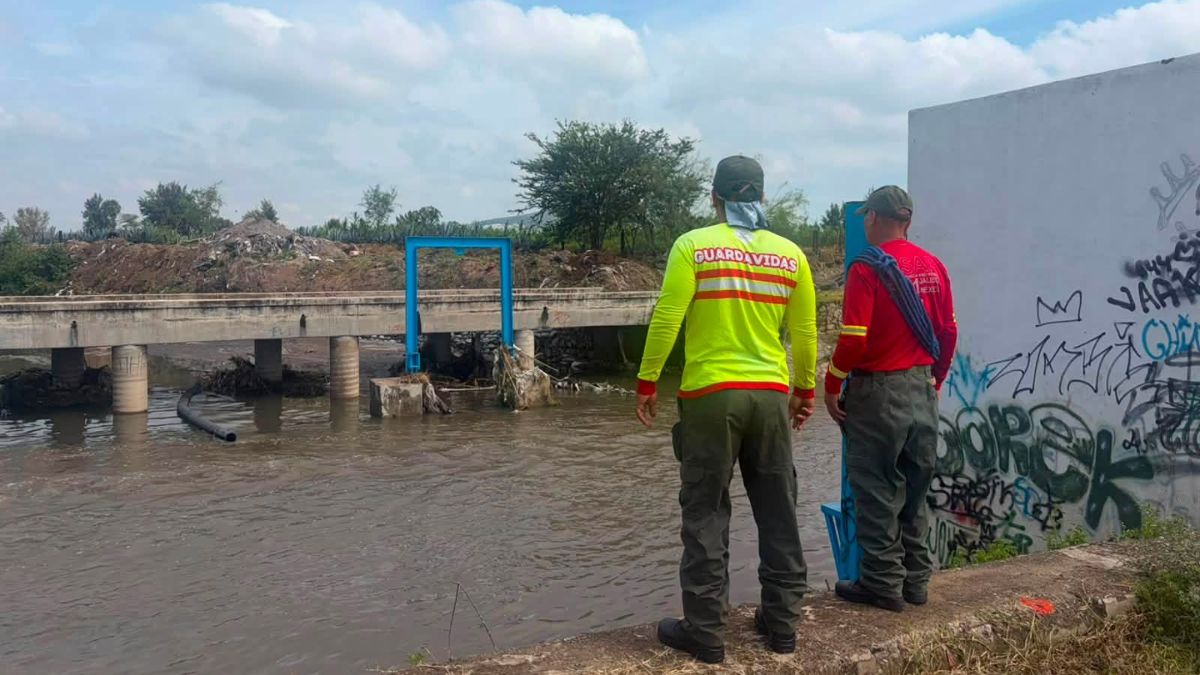 Tormenta arrastra a un hombre en Santa María Tequepexpan, Tlaquepaque. | Protección Civil Jalisco vía Facebook