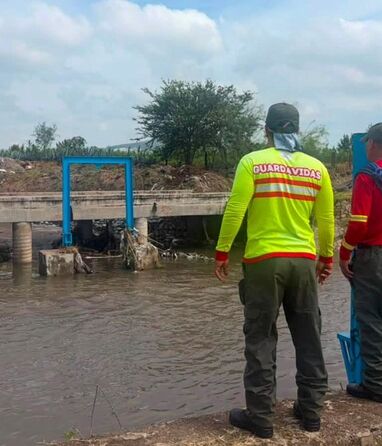 Tormenta arrastra a un hombre en Santa María Tequepexpan, Tlaquepaque. | Protección Civil Jalisco vía Facebook