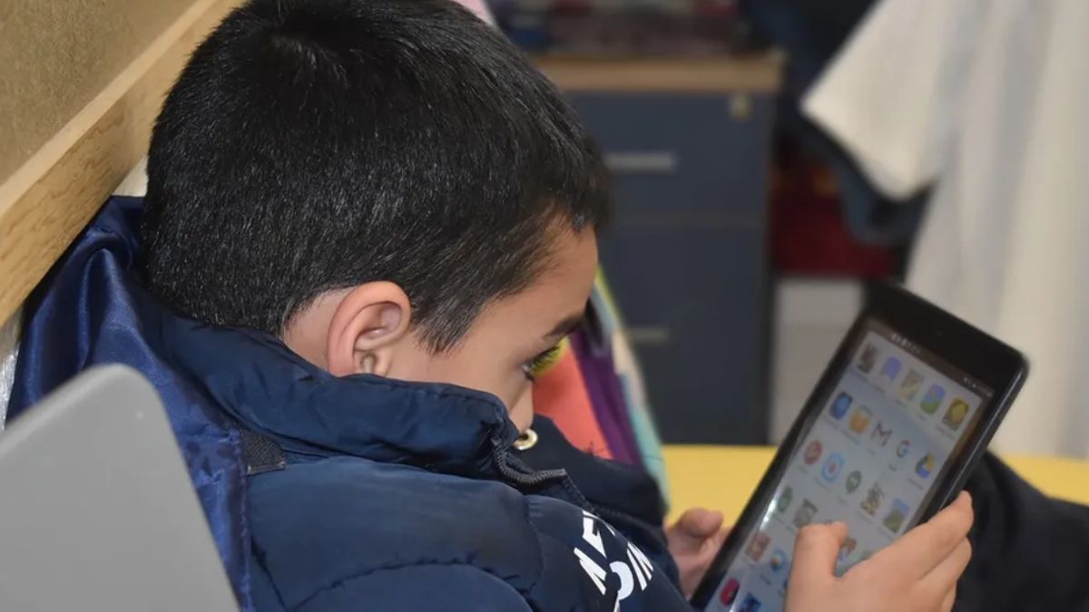 El uso activo de pantallas, como videojuegos y tareas escolares, mejora la memoria y la velocidad de reacción en adolescentes.