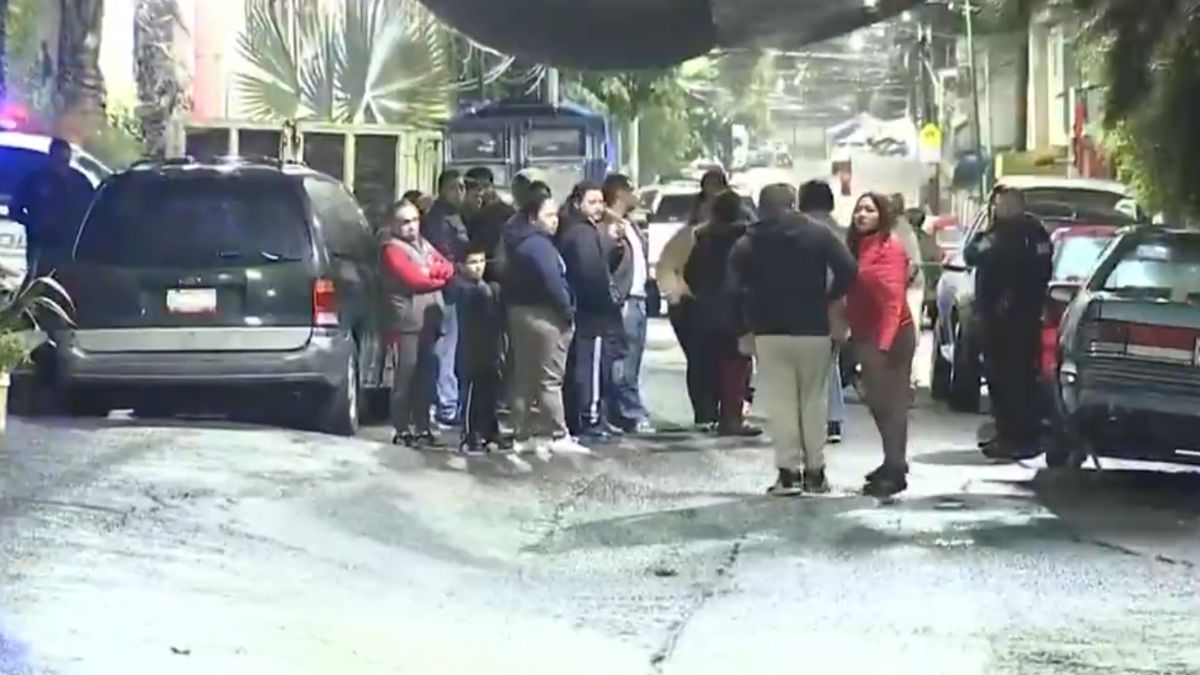 Tras el ataque a balazos, conocidos de la víctima arrastraron el cuerpo hacia la entrada de una casa en la colonia Álvaro Obregón.