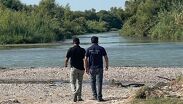 Las autoridades instan a los ciudadanos a no acercarse a las márgenes del río ni intentar interactuar con el animal.