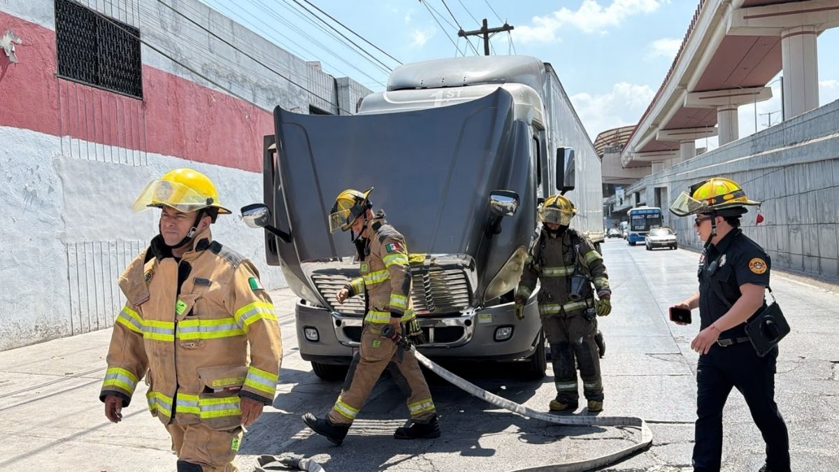 Bomberos controlaron el incendio de un tráiler que transportaba pan, luego de que su conductora detectara humo