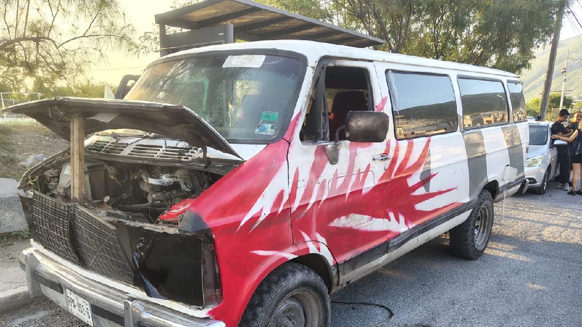 La camioneta tipo Van trasladaba equipo para un puesto de comida.