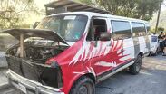 La camioneta tipo Van trasladaba equipo para un puesto de comida.