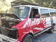 La camioneta tipo Van trasladaba equipo para un puesto de comida.