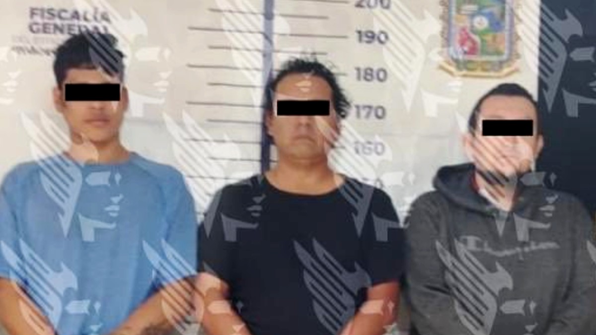 A los cinco captores les fueron retenidos cartuchos útiles, armas de fuego y dinero en efectivo del rescate / X: @FiscaliaPuebla