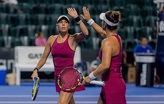 Tras ceder el primer set y comenzar en desventaja el segundo, la pareja norteamericana ajustó la táctica para forzar y dominar el desempate.