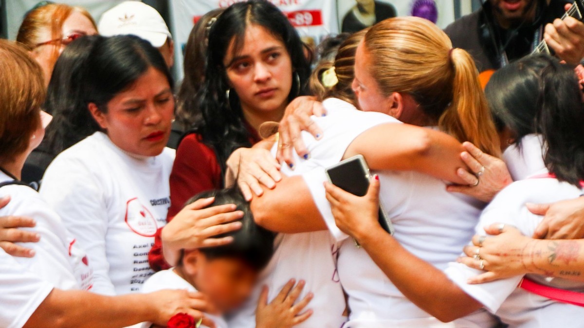 Colectivos de madres buscadoras en la ceremonia por los 6 años de la desaparición de Montserrat, hija de Jacqueline Palmeros.