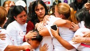 Colectivos de madres buscadoras en la ceremonia por los 6 años de la desaparición de Montserrat, hija de Jacqueline Palmeros.