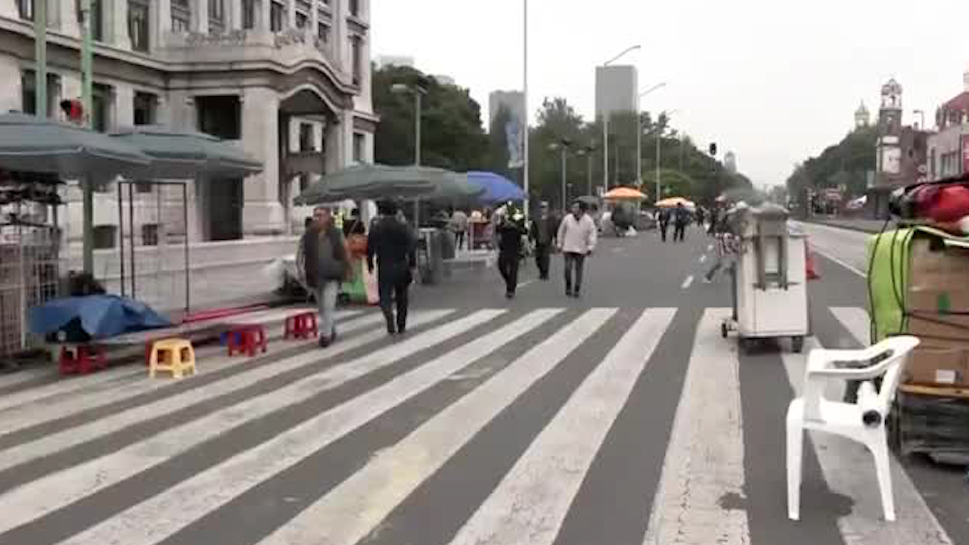 Comerciantes cierran avenida Hidalgo tras ser retirados de la Alameda Central